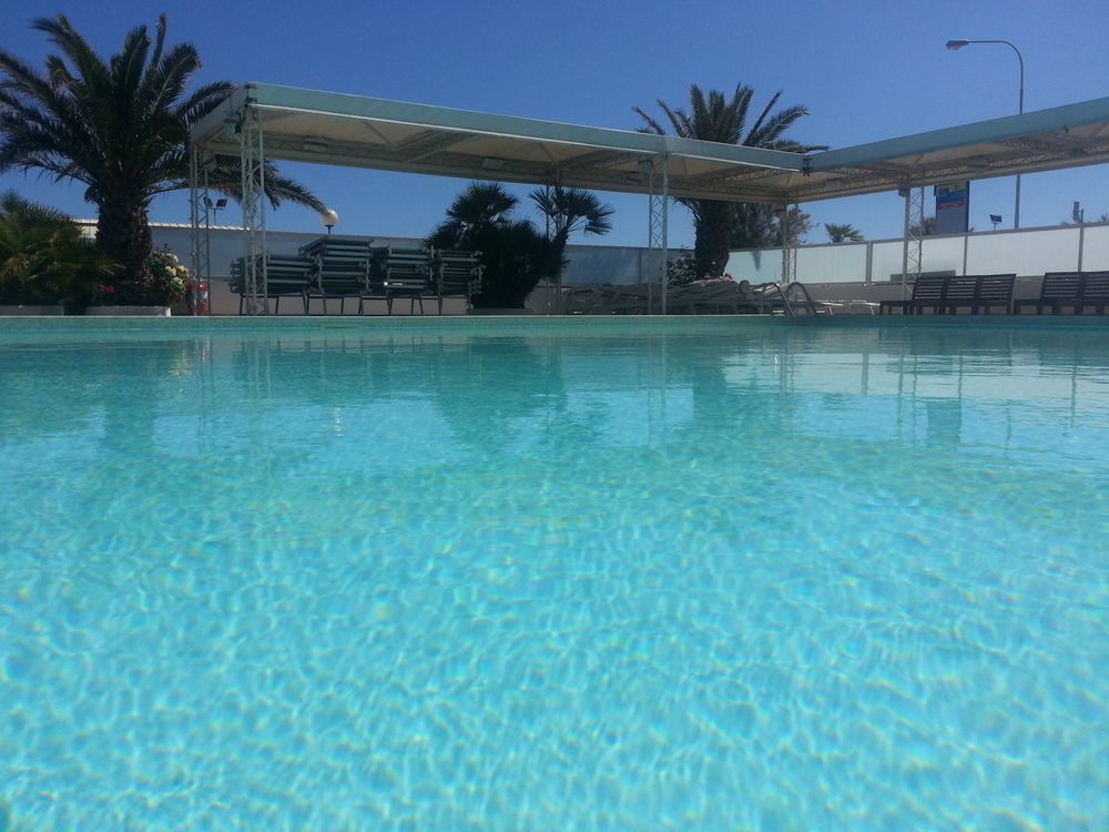 Hotel Metropol سينِغاليا المظهر الخارجي الصورة