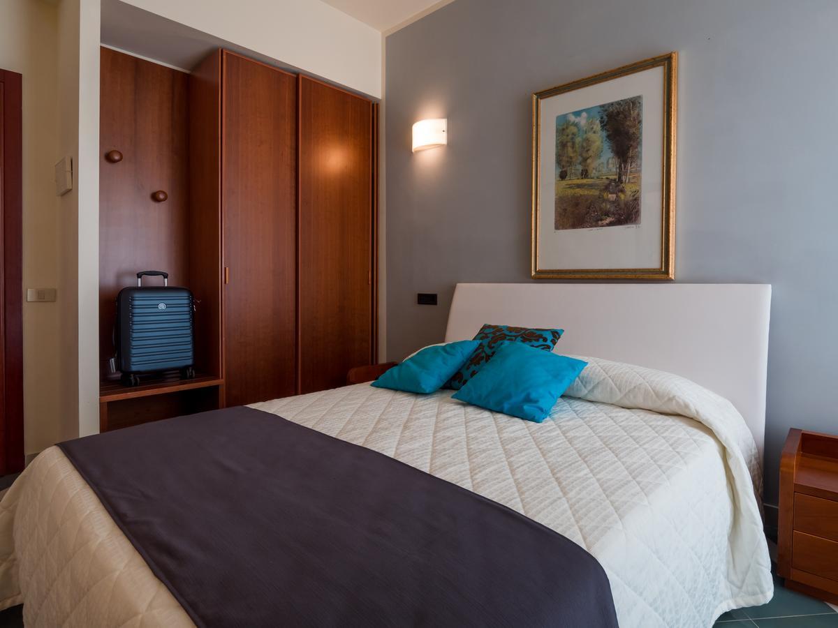 Hotel Metropol سينِغاليا المظهر الخارجي الصورة